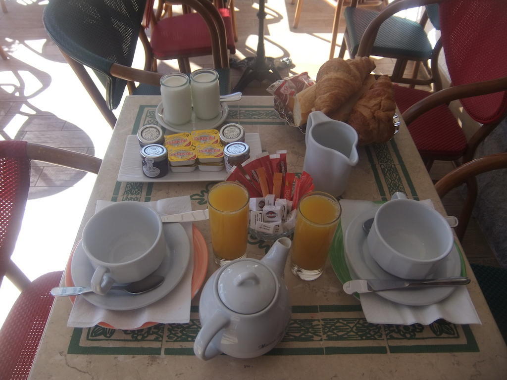 Hotel-Cafe Du Trinquet Cambo-les-Bains Bagian luar foto