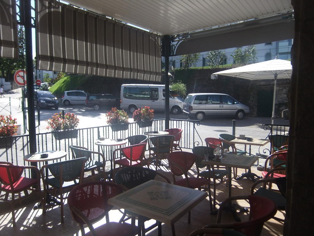 Hotel-Cafe Du Trinquet Cambo-les-Bains Bagian luar foto