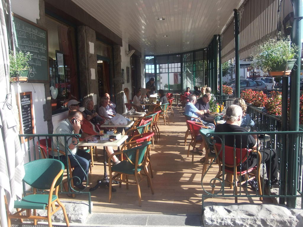 Hotel-Cafe Du Trinquet Cambo-les-Bains Bagian luar foto