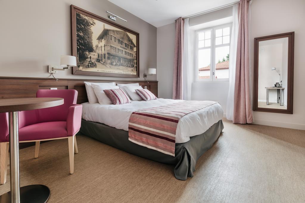 Hotel-Cafe Du Trinquet Cambo-les-Bains Bagian luar foto