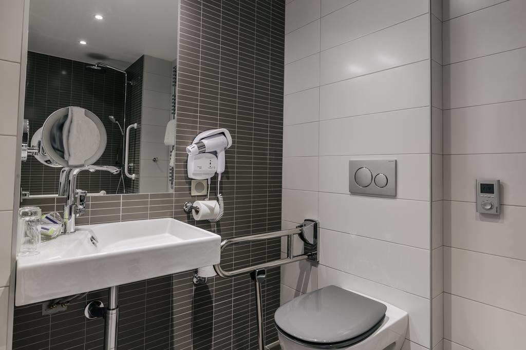 Hotel-Cafe Du Trinquet Cambo-les-Bains Bagian luar foto