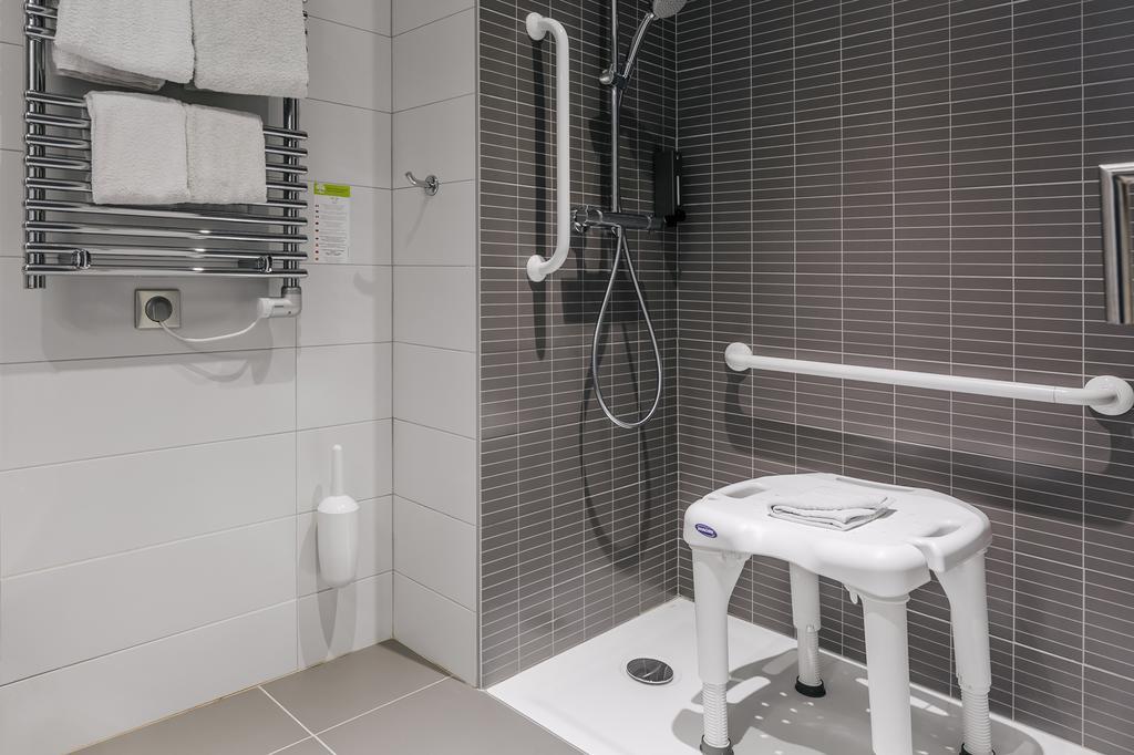 Hotel-Cafe Du Trinquet Cambo-les-Bains Bagian luar foto